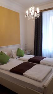 Łóżko lub łóżka w pokoju w obiekcie Gasthof-Pension Schwarzer Bär