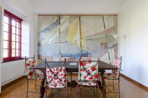 - une salle à manger avec une table et quatre chaises dans l'établissement ALTIDO Apt with Amazing Sea View and Patio, next to Port of Rapallo, à Rapallo
