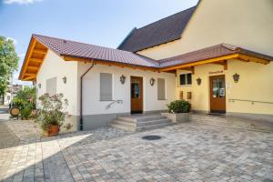 a house with a brick driveway in front of it at Gästehaus Weingut Politschek in Bad Friedrichshall