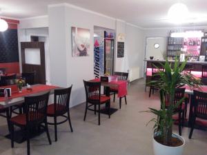 a dining room with tables and chairs in a restaurant at Culina in Oberlungwitz