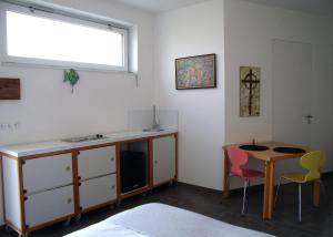 a room with a desk and a table and chairs at Scherer Living in Engabrunn