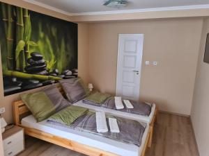 Postel nebo postele na pokoji v ubytování Napfény Apartman