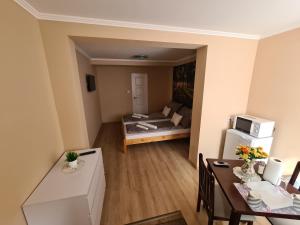 una pequeña sala de estar con sofá y mesa. en Napfény Apartman en Makó