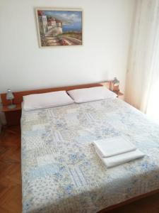 Postel nebo postele na pokoji v ubytování Dvokrevetna soba s balkonom i kuhinjom