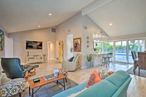 Χώρος καθιστικού στο Pet-Friendly Palm Springs Escape with Heated Pool!