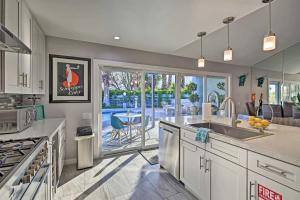 Η κουζίνα ή μικρή κουζίνα στο Pet-Friendly Palm Springs Escape with Heated Pool!
