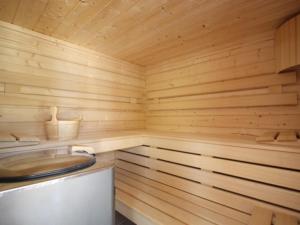 una sauna con lavandino e parete in legno di Domaine de la Ronce a Cézac