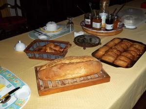 una mesa con dos cestas de pan y bollería. en Domaine Saint-Louis, en Carcassonne