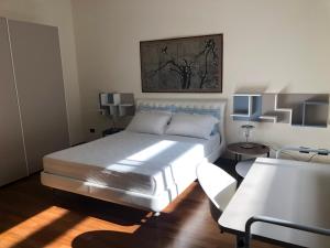 - une chambre avec un grand lit et 2 tables dans l'établissement Lanna b&b, à Novoli