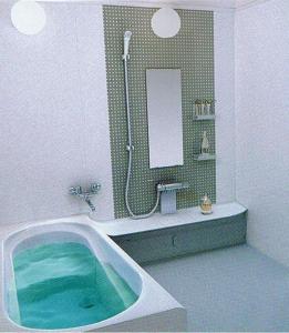 y baño con bañera, ducha y espejo. en Farm&Inn Imodango Mura, en Abashiri