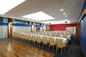 una sala conferenze con un lungo tavolo e sedie di Hotel Dukla a Prešov