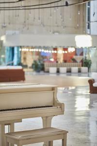 un pianoforte bianco seduto all'interno di un edificio di Silken Al-Andalus Palace a Siviglia