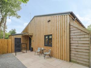 雷迪奇The Leat的木屋设有天井和桌子