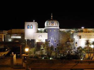 サンタクルス・デ・テネリフェにあるVilla Castillo Moroの夜間のドームのある大きな建物
