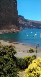 a beach with a bunch of boats in the water at Apartamento La Playa in Valle Gran Rey