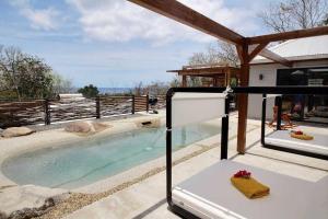 a hot tub in a yard next to a house at EDEN FOREST Villas in Pointe-Noire