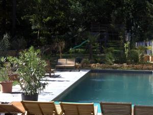 una piscina con tumbonas y una piscina en Effet Lodge, en Saint-Cyr-au-Mont-dʼOr