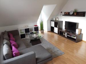 a living room with a couch and a table at Ferienwohnung Irslenbach in Altoberndorf