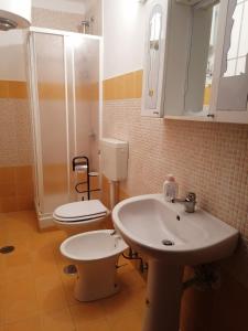 パエストゥムにあるB&B Villa Rosaのバスルーム(白い洗面台、トイレ付)