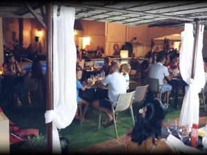 een groep mensen die aan tafel zitten in een restaurant bij Hotel El Dorado in Carboneras