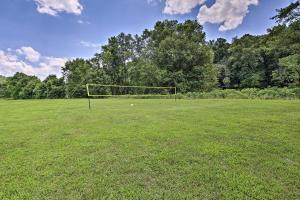 Giardino di Pet-Friendly Cabin with Hot Tub in Daniel Boone NF