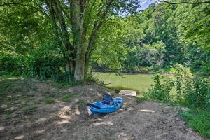 Giardino di Pet-Friendly Cabin with Hot Tub in Daniel Boone NF
