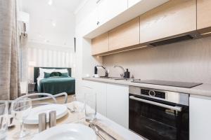 Kuchyň nebo kuchyňský kout v ubytování InPoint Apartments G11 near Old Town & Kazimierz District & Parking Option
