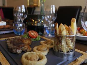 uma mesa com uma bandeja de donuts e um prato de comida em Elphinstone Hotel em Biggar