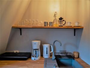 Príslušenstvo na prípravu kávy alebo čaju v ubytovaní Pokoje Gościnne Thank You Life, Apartament 2 Forest For Rest