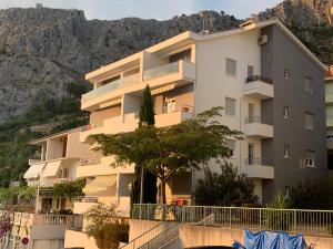 a building with a mountain in the background at Apartments Beverly in Omiš