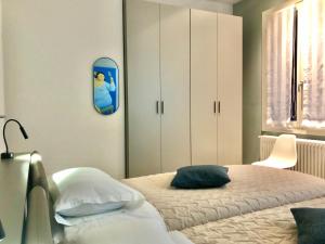 Magno Luxury Apt Canal View tesisinde bir odada yatak veya yataklar