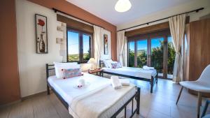 Posteľ alebo postele v izbe v ubytovaní Villas Louloudaki + 37 fotografií