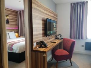 TV a/nebo společenská místnost v ubytování Escape Hotel