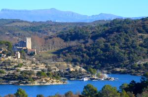 uma vista para um lago com barcos em Château d'Esparron em Esparron-de-Verdon