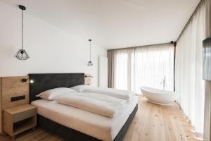 Łóżko lub łóżka w pokoju w obiekcie Park Hotel Villa Etschland