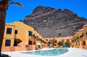 a view of a resort with a mountain in the background at CT Las Tres Palmeras in Valle Gran Rey