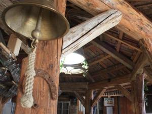 eine Glocke, die an der Decke eines Gebäudes hängt in der Unterkunft Fichtelberghütte in Kurort Oberwiesenthal