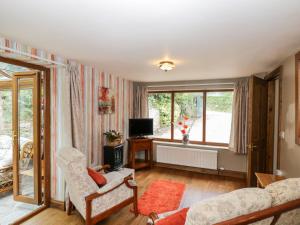 Calcott Annexe في روس في واي: غرفة معيشة بها أريكة وتلفزيون