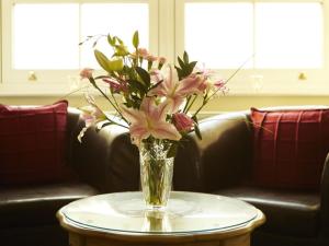 um vaso de flores sentado numa mesa em Filey Grange em Filey