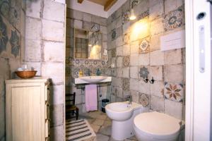 Koupelna v ubytování La Casa sul Blu Albergo Diffuso + 37 fotografií