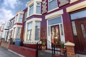 Galeriebild der Unterkunft Superb Spacious House For Contractors & Families & Private Parking By Liverpool Short Stay in Liverpool