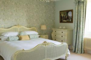 Ein Bett oder Betten in einem Zimmer der Unterkunft Florence Nightingale Suites at Lea Hurst