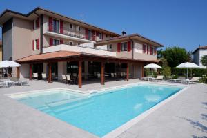 Bazén v ubytování Hotel B&B Fortuna nebo v jeho okolí