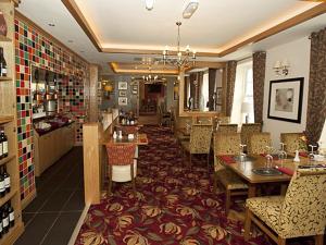 a restaurant with a dining room with tables and chairs at The Fountain Inn in Hendy