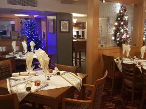 a christmas tree in the dining room of a restaurant at The Fountain Inn in Hendy