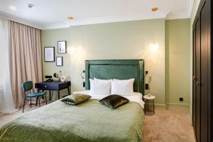 莫斯科的住宿－BUSINESS-HOTEL ROSSO RIVA，一间卧室配有一张带两个枕头的床