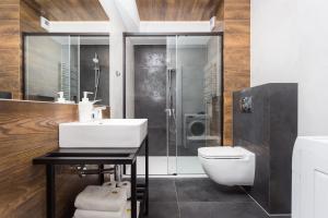 y baño con aseo, lavabo y ducha. en InPoint Apartments G11 near Old Town & Kazimierz, en Cracovia