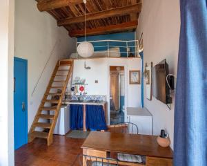 TV a/nebo společenská místnost v ubytování La Casa sul Blu Albergo Diffuso