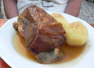 een stuk vlees en aardappelen op een bord bij Gasthaus Dollinger in Dinkelsbühl