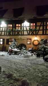 een gebouw met sneeuw op de grond ervoor bij Gasthaus Dollinger in Dinkelsbühl